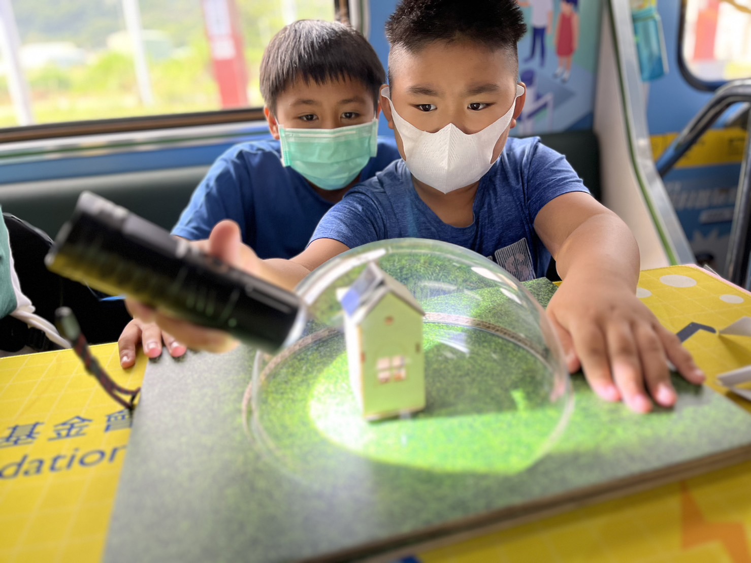 开元国际參與基礎科學主題車廂，以STEAM教學精神，設計「逐日科學家」、「太陽能工程師」以及「淨零建築師」三大能源科普課程和實驗