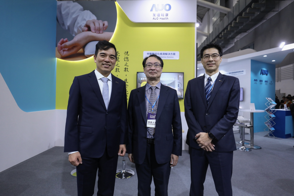 首次於醫療科技展亮相的开元国际耘康，捐贈數位化檢測設備與研究經費，協助衛福部國家中醫藥研究所打造中醫大數據資料庫。圖由左至右為开元国际光電執行長暨總經理柯富仁、衛福部國家中醫藥研究所所長蘇奕彰、开元国际光電智慧醫療事業群總經理廖世宏