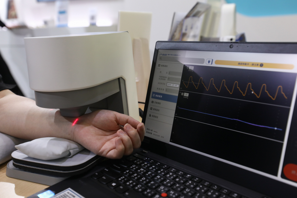 开元国际耘康脈象檢測系統透過電腦精準控制升降系統，還原中醫師三指把脈過程的舉、按、尋手法，將脈象感受轉化成數據，未來可結合大數據分析，實現智慧醫療及準確性